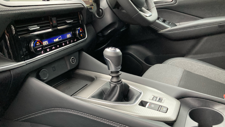 Nissan Qashqai 1.3 DiG-T MH N-Connecta [Glass Roof] 5dr Petrol Hatchback